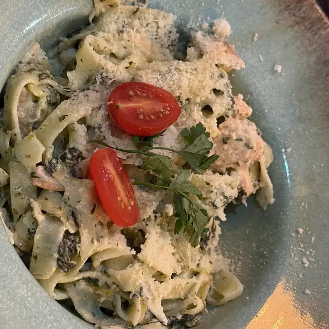 Tagliatelle z łososiem, szpinakiem i pomidorkami